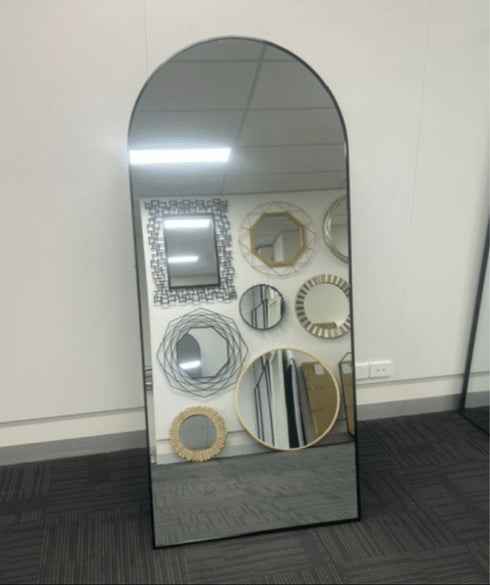 Portable full-length arched floor mirror with HD glass and black aluminium frame